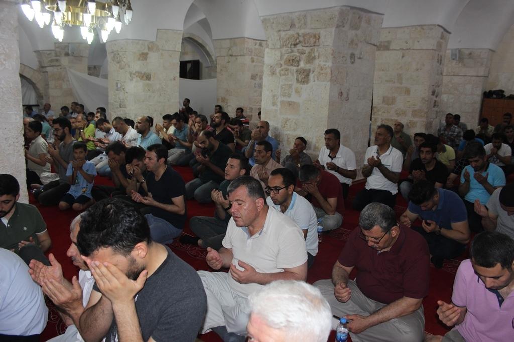 Kadir Gecesi’ni ihya etmek için camilere akın ettiler